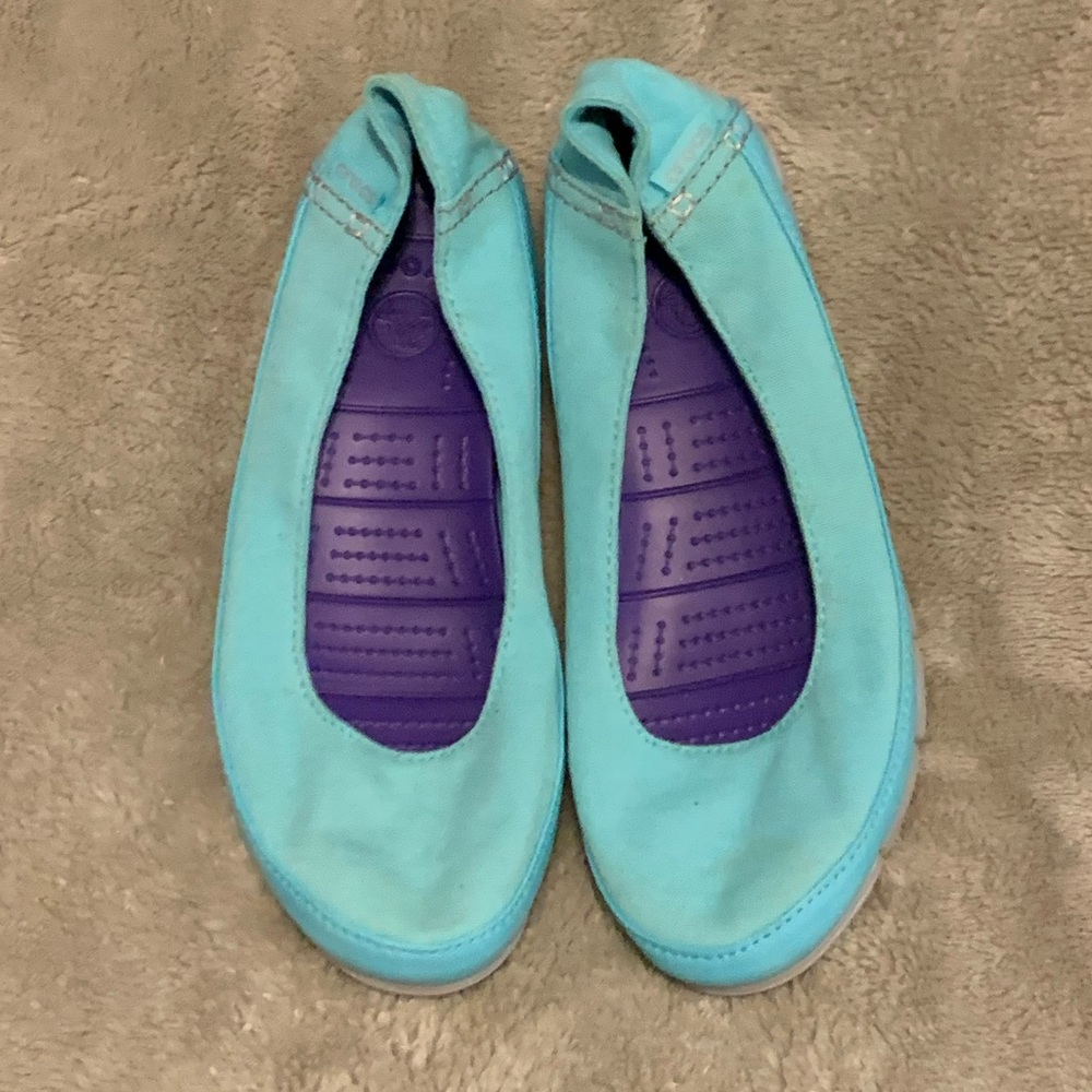 NWOT Crocs Women's 15317 Stretch Sole Slip On Flat Pool/Light Grey Size 7